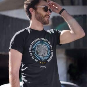 Remera unisex – ESCARAPELA VINTAGE “NO TE LO PUEDO EXPLICAR”