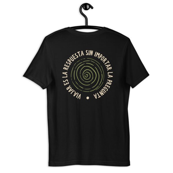 Remera unisex - Viajar es la respuesta - Imagen 5