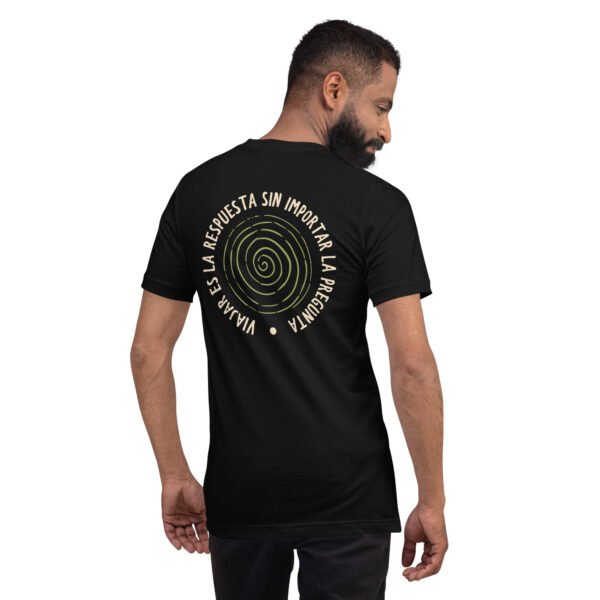Remera unisex - Viajar es la respuesta - Imagen 6