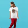 mujer usando remera-unisex-blanca -argentina-siempre en el corazon guardo una chacarera