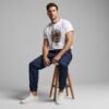 hombre usando remera-unisex-blanca -argentina-siempre en el corazon guardo una chacarera