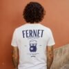 modelo hombre usando remera argentina espalda blanca fernet argentino