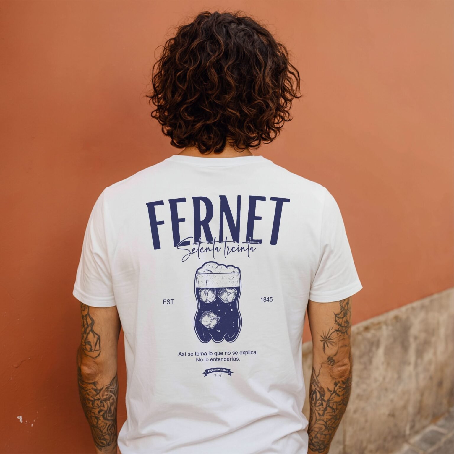 modelo hombre usando remera argentina espalda blanca fernet argentino