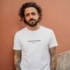 modelo hombre usando remera argentina frente blanca fernet argentino