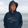 mujer con buzo de argentina unisex azul en la playa con frase tipica del lunfardo argentino