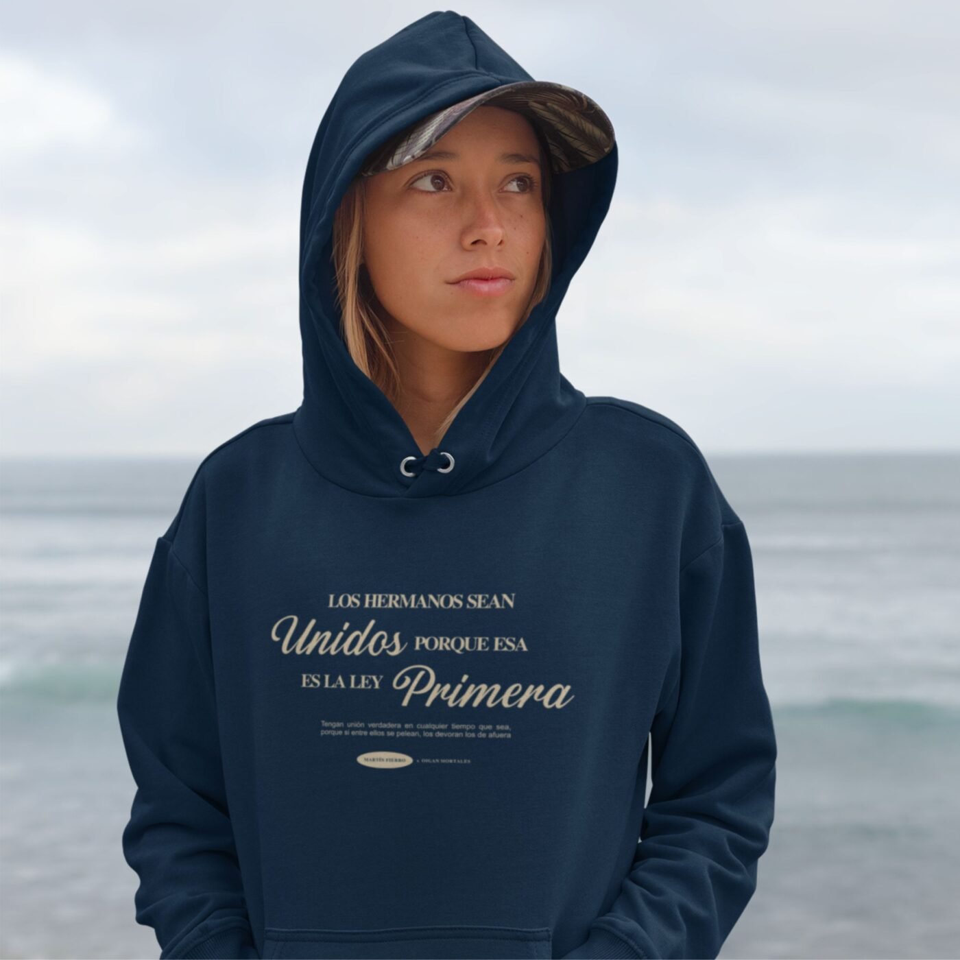 mujer con buzo de argentina unisex azul en la playa con frase tipica del lunfardo argentino