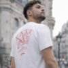 modelo usando remera argentina blanca unisex con diseño de truco