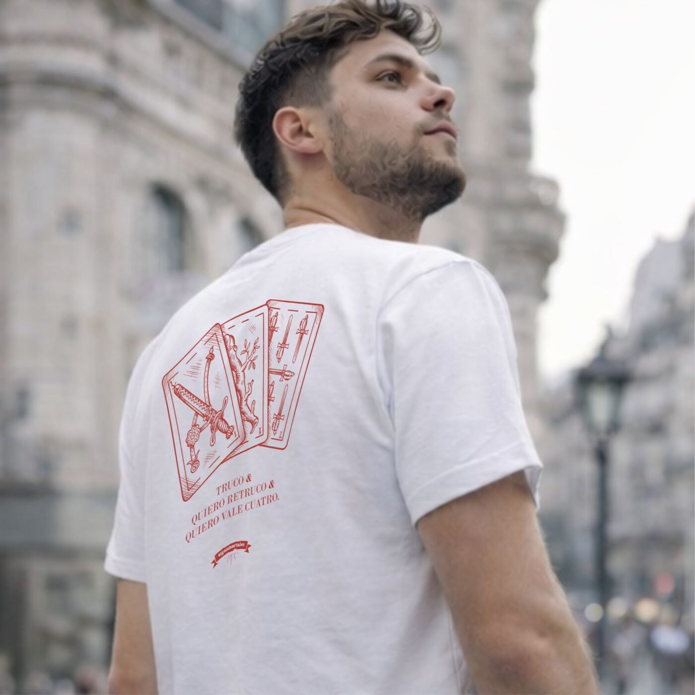modelo usando remera argentina blanca unisex con diseño de truco